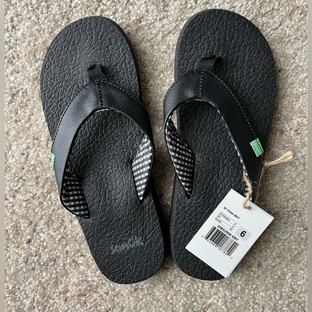 Sanuk NWT yoga mat flip flops